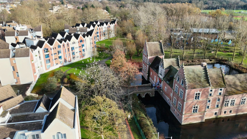 Centre du quartier Flers-Bourg à Villeneuve-d’Ascq avec son architecture de village et le château de Flers.