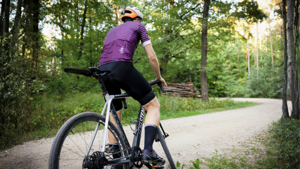Cycliste profitant des pistes cyclables et des voies vertes autour du Lac du Héron à Villeneuve d’Ascq.