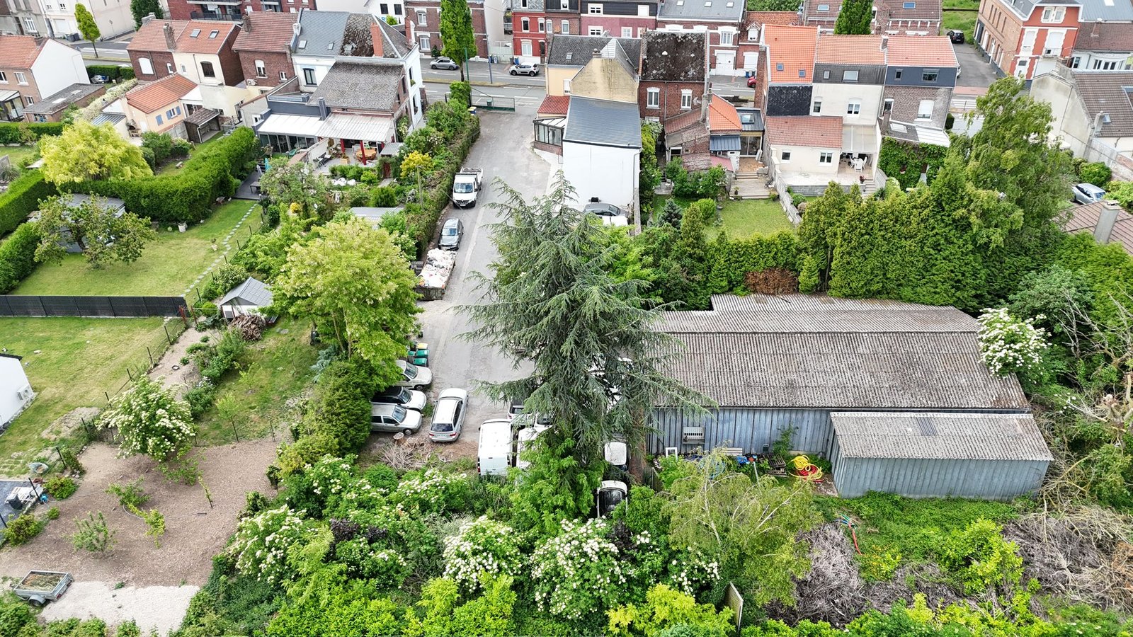 Photo 62000 – ARRAS – CENTRE VILLE – ENSEMBLE IMMOBILIER POLYVALENT SUR 2400 M² DE TERRAIN – 2 MAISONS 363m² + HANGAR 200 M² – FORT POTENTIEL D’EXPLOITATION