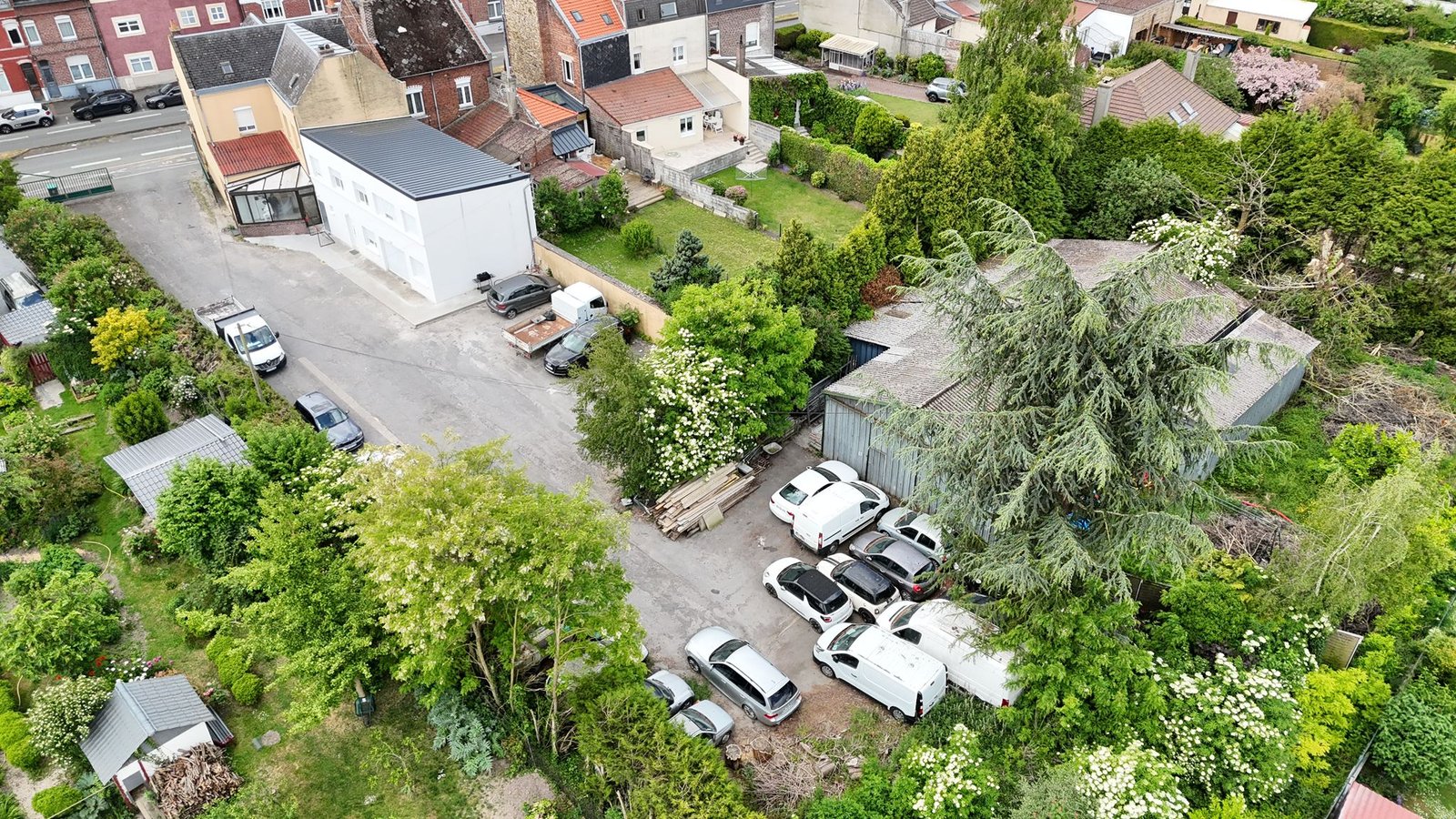 Photo 62000 – ARRAS – CENTRE VILLE – ENSEMBLE IMMOBILIER POLYVALENT SUR 2400 M² DE TERRAIN – 2 MAISONS 363m² + HANGAR 200 M² – FORT POTENTIEL D’EXPLOITATION