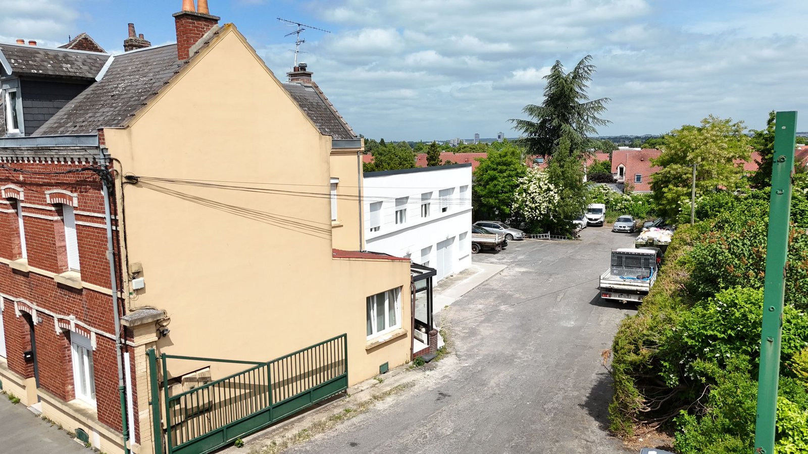 Photo 62000 – ARRAS – CENTRE VILLE – ENSEMBLE IMMOBILIER POLYVALENT SUR 2400 M² DE TERRAIN – 2 MAISONS 363m² + HANGAR 200 M² – FORT POTENTIEL D’EXPLOITATION