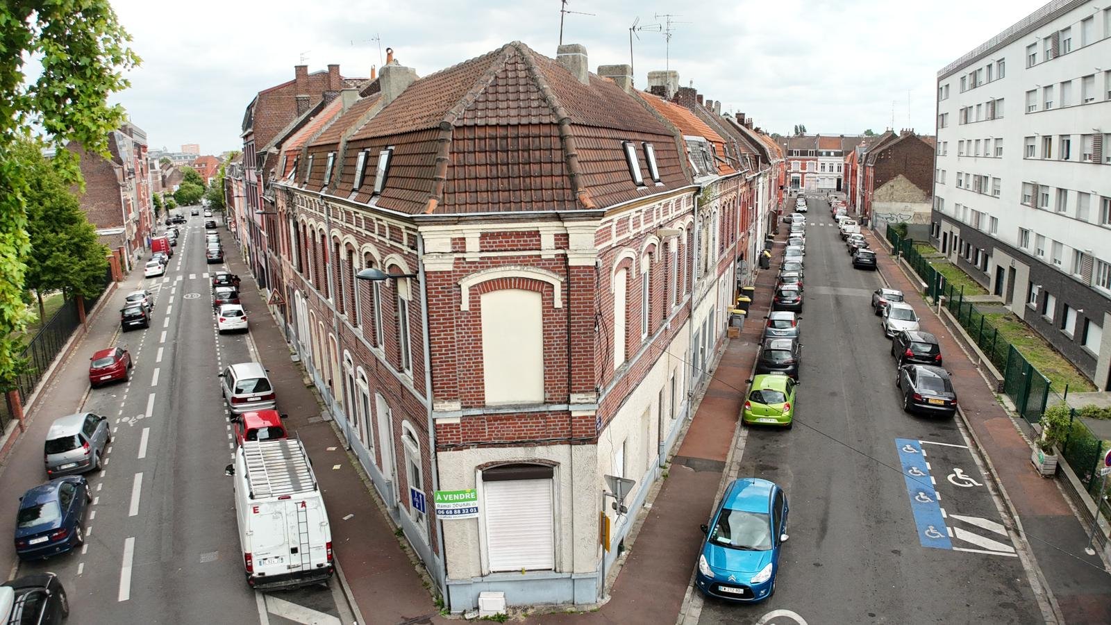 Photo 59100 – ROUBAIX – CENTRE-VILLE – IMMEUBLE DE RAPPORT AVEC BEAUCOUP DE POTENTIEL – 12 PIÈCES – 6 APPARTEMENTS – 240M²