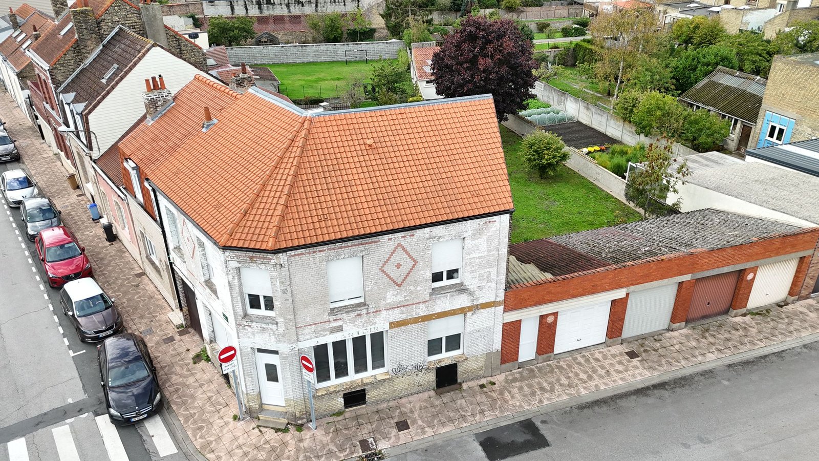 Photo DUNKERQUE – MAISON 115 M² – 4 CHAMBRES – GARAGE – CAVE – MAISON ENTIÈREMENT RÉNOVÉE – FORT POTENTIEL INVESTISSEUR (DÉCOUPE POSSIBLE EN 2 LOTS)