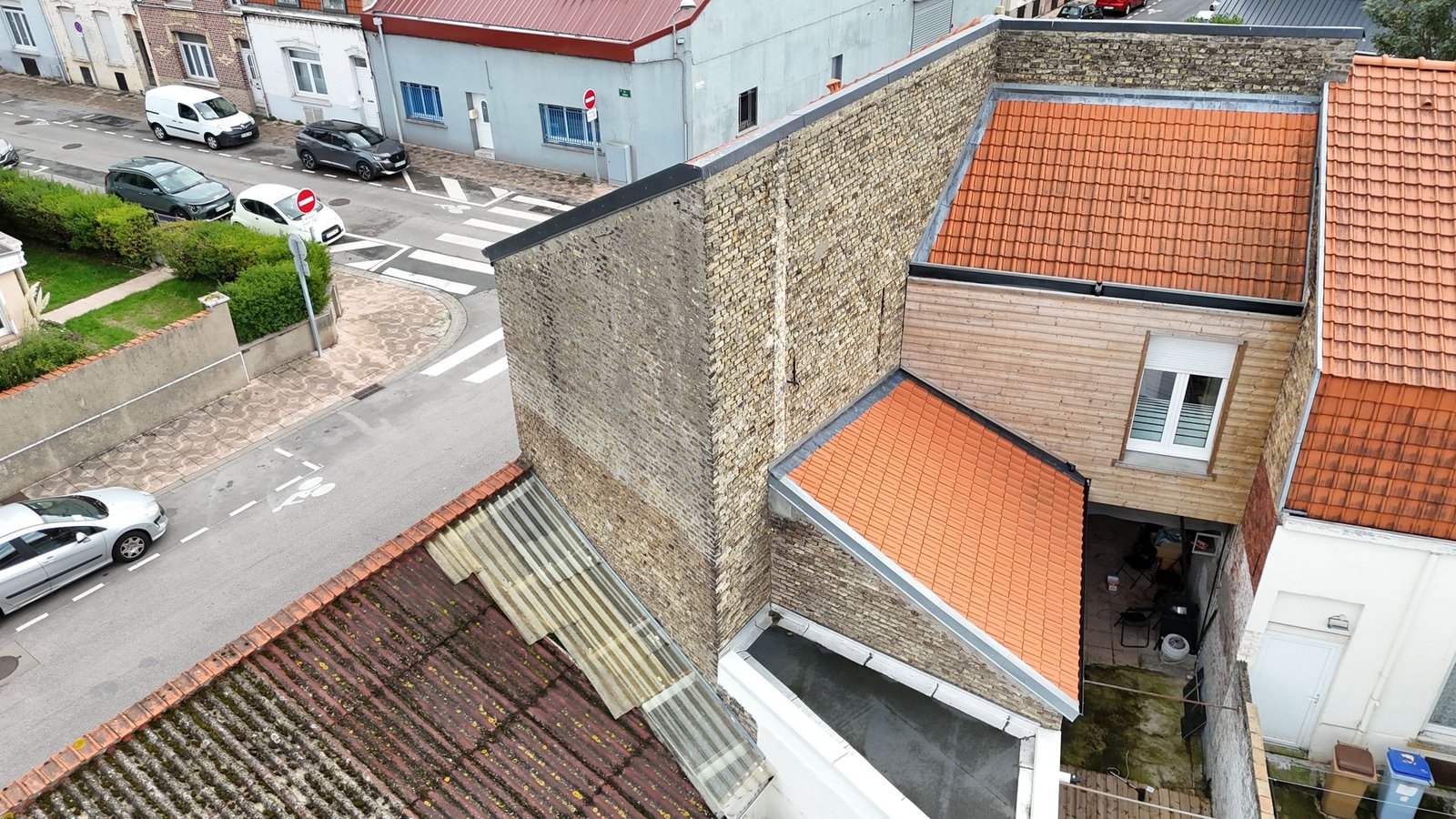 Photo DUNKERQUE – MAISON 115 M² – 4 CHAMBRES – GARAGE – CAVE – MAISON ENTIÈREMENT RÉNOVÉE – FORT POTENTIEL INVESTISSEUR (DÉCOUPE POSSIBLE EN 2 LOTS)