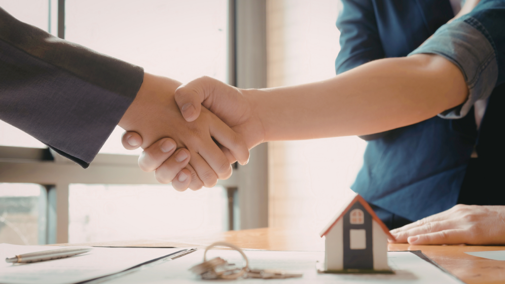 Décision immobilière avec signature et remise des clés.