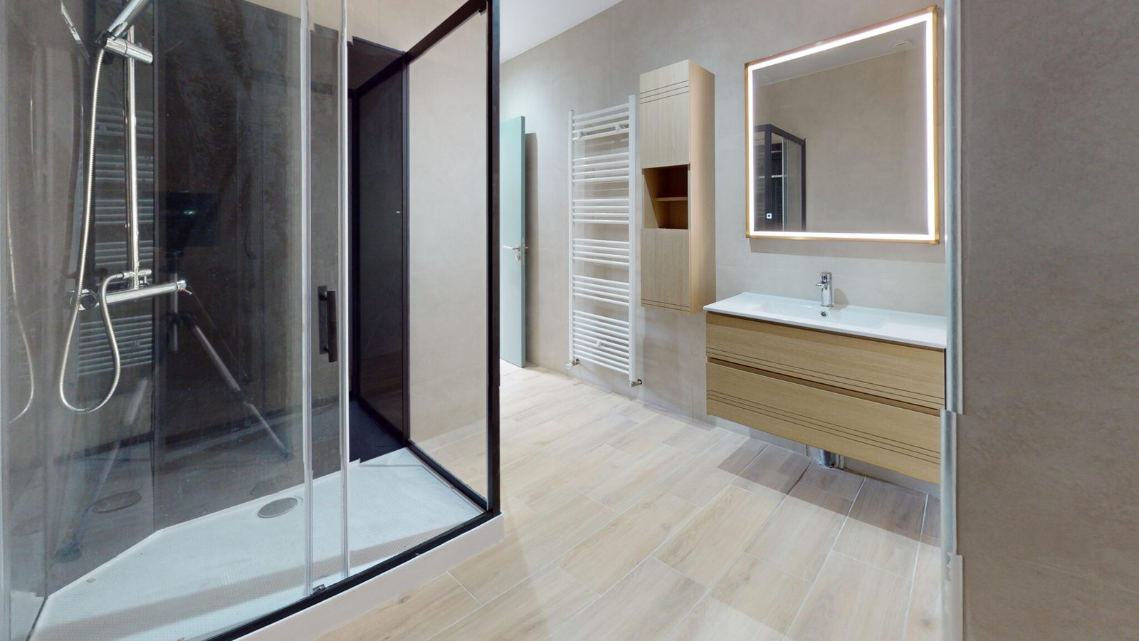 Photo Salle de bain – 59620 - AULNOYE-AYMERIES - MAISON FAMILIALE ENTIÈREMENT RÉNOVÉE – AUCUN TRAVAUX AVEC TERRASS... – Izy Immo