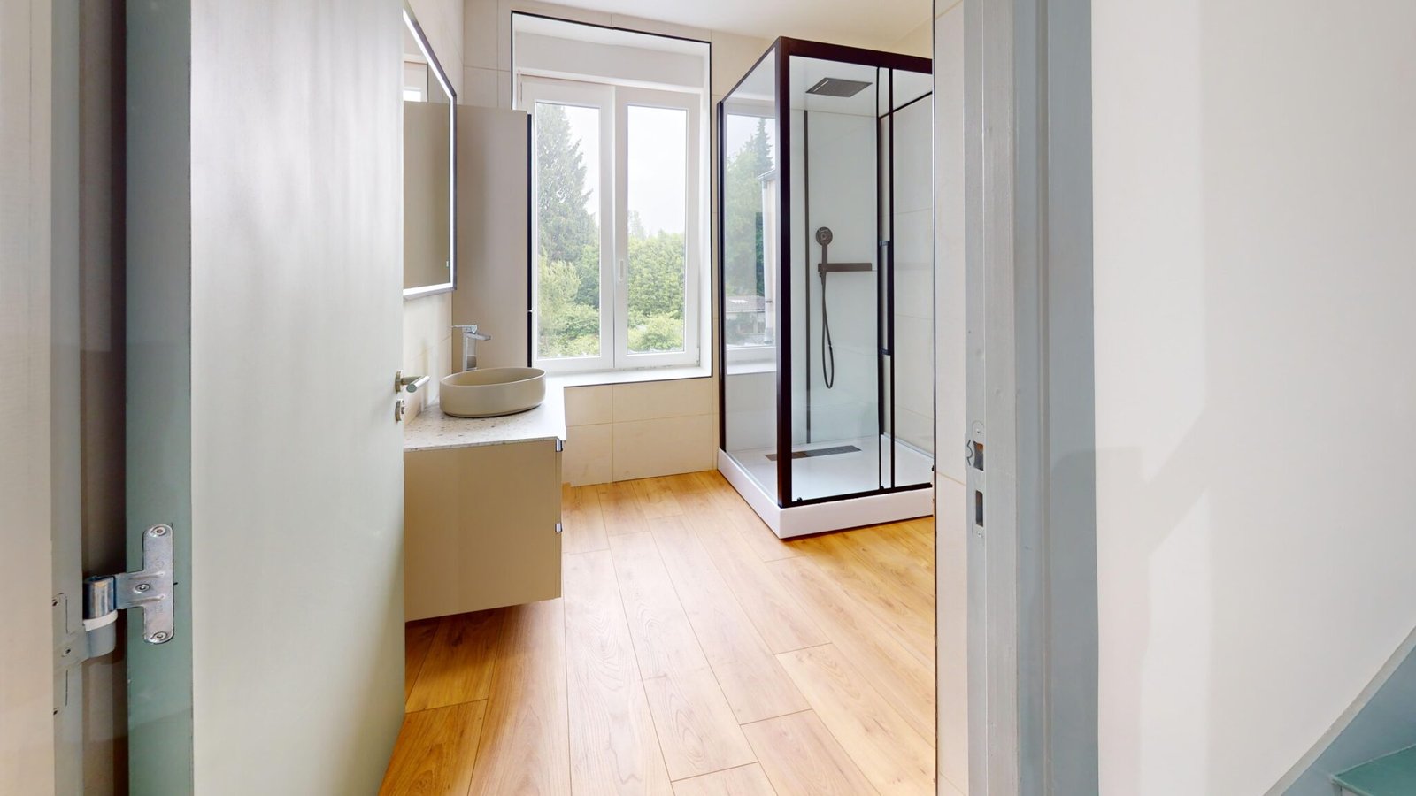 Photo Salle de bain – 59620 - AULNOYE-AYMERIES - MAISON FAMILIALE ENTIÈREMENT RÉNOVÉE – AUCUN TRAVAUX AVEC TERRASS... – Izy Immo