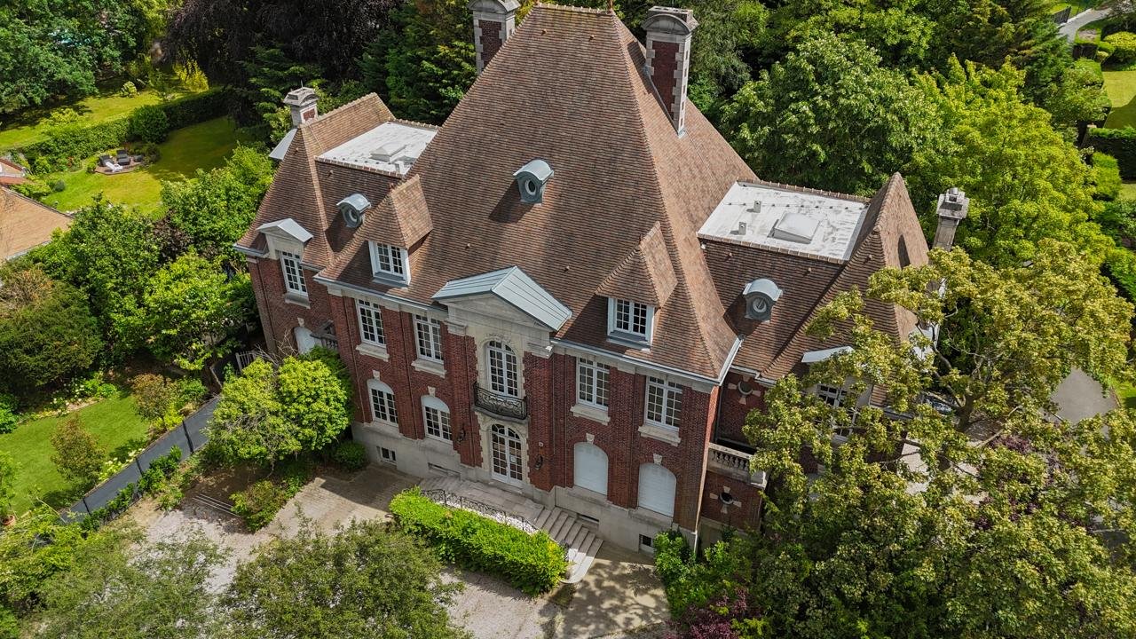 Vue aérienne d'une propriété de caractère dans les Hauts-de-France - IZY Immobilier, visite virtuelle 3D Matterport